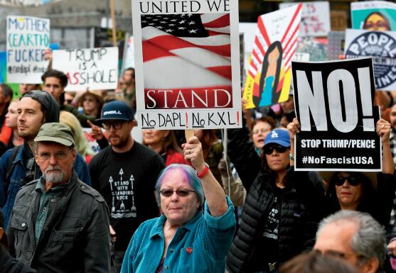 2017年2月5日，美国洛杉矶，民众示威抗议，反对特朗普推翻前总统奥巴马的环保政策，重启两项具争议油管工程。CFP