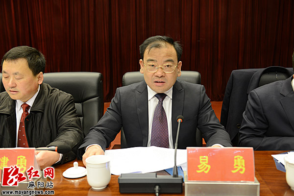 麻阳县委副书记,县长李仕忠主持会议并讲话.