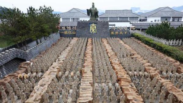 被网友称为史上最大山寨“兵马俑群”