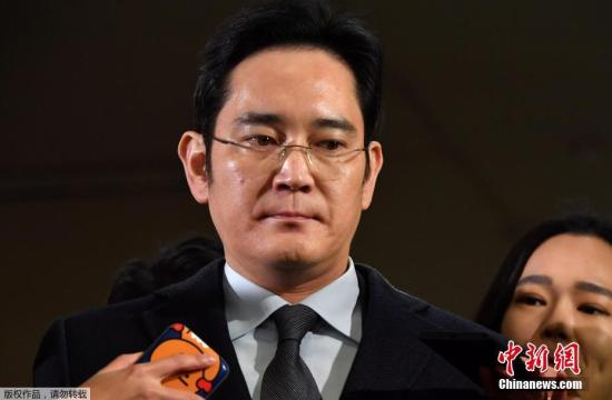 2月13日,据韩媒报道,负责调查总统亲信门的韩国独立检察组再次传唤三星电子副会长李在镕,全面调查其向总统朴槿惠和亲信门主角崔顺实行贿的嫌疑。据报道,这是独检组自上月16日向法院提请批捕被驳回后,时隔一个月再次传唤李在镕。