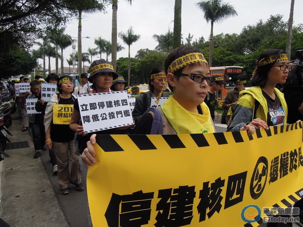 “全台废核行动平台”认为，蔡英文当局承诺要在2025年达成非核家园，上任9个月以来却没有实际作为。（图片来源：台湾“东森新闻云”）