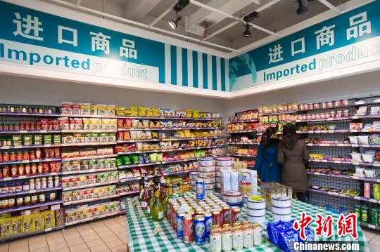 资料图:山西太原,民众在超市选购进口食品。 张云 摄