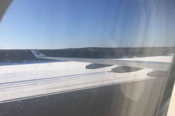 2月15日，东方航空MU552次伦敦飞上海航班疑因“在空中右发推力故障”，紧急备降在俄罗斯克拉斯诺亚尔斯克机场。网友供图