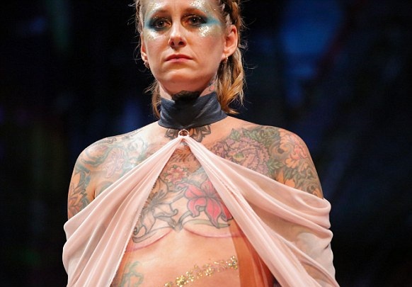 纽约时装周某内衣品牌邀16位乳腺癌患者走秀