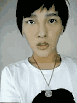 后来他也站出来发视频回应两家粉丝~说自己的名字就是妈妈给取的本名