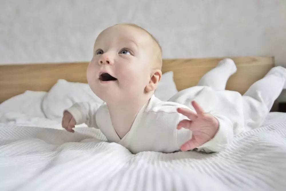 王玉玮:抬头坐立爬行 BB动作训练的最佳年龄|宝宝|动作训练|成长指标_新浪育儿_新浪网