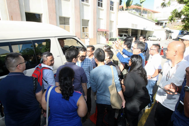 金正男的遗体于今早（15日）9时，从布城医院转送吉隆坡中央医院，警车全程护送。