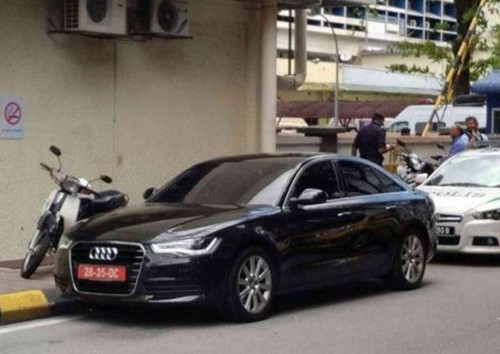  停放在金正男遗体所在医院的朝鲜使馆专车。