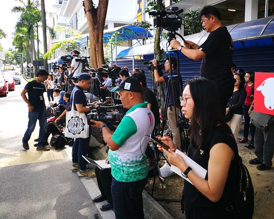 大批来自各国的记者聚集在医院门口，等候尸体检验的消息（图：央视新闻）