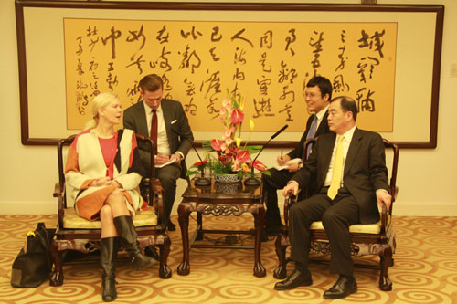 外交部部长助理孔铉佑会见瑞典驻华大使林戴安