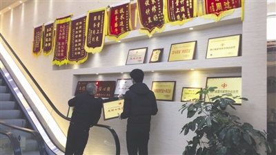 执法部门介入调查 装修公司撤下不实荣誉牌|公