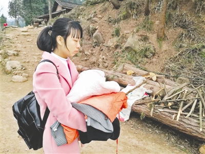 2月15日下午，与父亲僵持在村口的土路上，小笒抱着为上学准备的衣物，只是默默流泪。