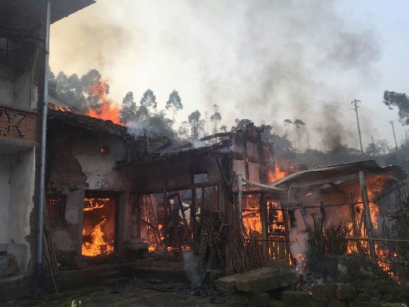 民房线路老化酿火灾 民警全力扑救无伤亡