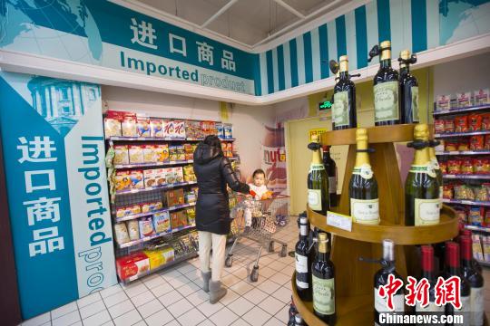 资料图:民众正在超市选购进口食品。 张云 摄