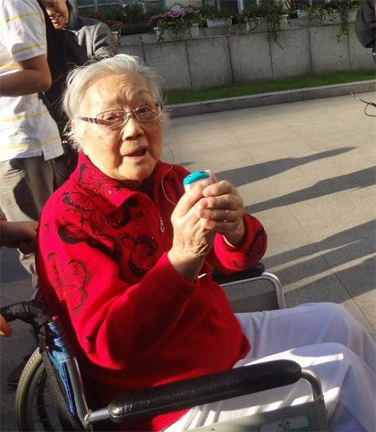 2012年，范瑞娟在医院疗养，上海卢雯拍摄。