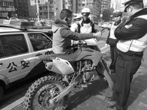 居民微信报警 民警围堵摩托飙车党|摩托车|民警