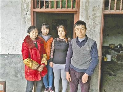  面对家里的困境，一家人愁眉不展