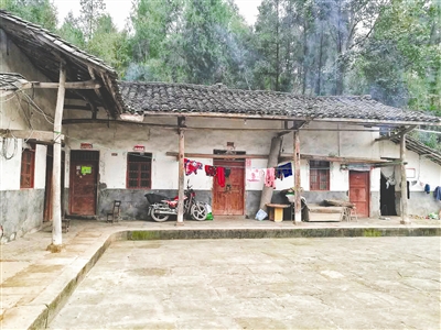 小笒的家，只有几间土屋