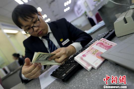 山西太原,银行工作人员正在清点货币。 张云 摄