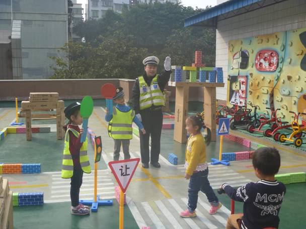 璧山交巡警多种形式开展春季开学交通安全宣传