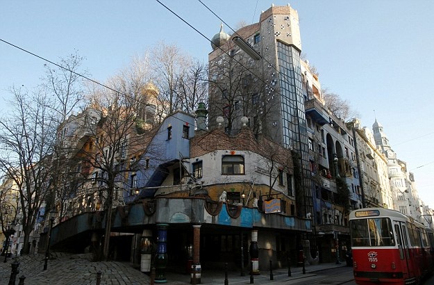 咖啡馆向顾客收取逾7元充电费 店主:这不是网