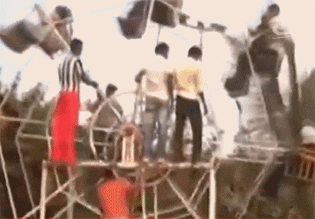 由于电力缺乏，印度民众玩起了手动摩天轮