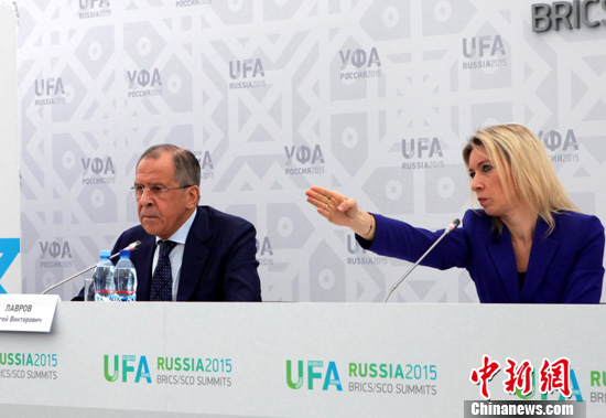 资料图：俄罗斯外长拉夫罗夫（左）在乌法举行的新闻发布会。中新社发 王修君 摄