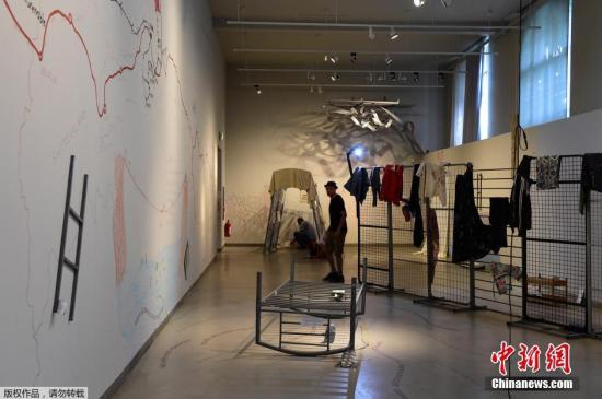 当地时间2016年7月21日,德国柏林,艺术家Barbara Caveng的艺术展“探访难民生活”预展在欧洲文化博物馆举行。