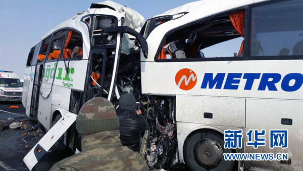 这是2月20日在土耳其东部厄德尔省拍摄的车祸现场。新华社发