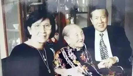 她生5男8女,40岁守寡,一手培养13个博士,教子