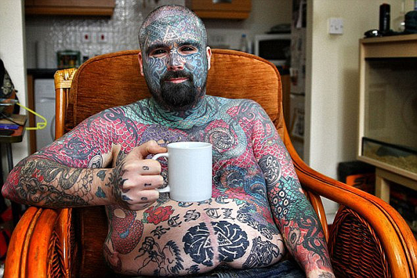 英纹身最多男子全身刺青遭不平等待遇 曾被人