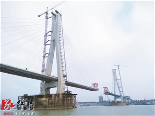 蒙华铁路洞庭湖大桥主桥钢箱梁即将合龙