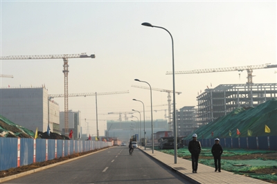 　　今年2月12日，北京城市副中心行政办公区的办公楼正在建设中。记者 吴江 摄