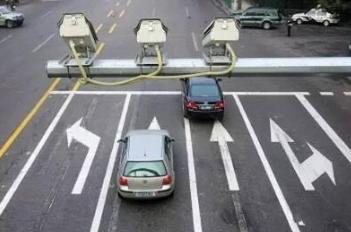 其实判你闯红灯,电子眼只看这3张照片!