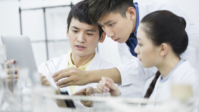 尹弘:加强党政领导班子自身建设,推动高校改革