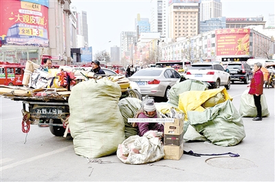 钱塘路有人当街收废品