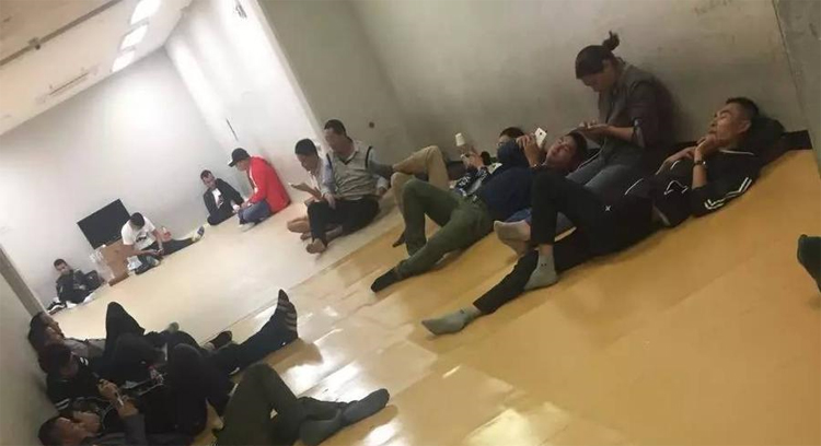 被关“小黑屋”,等待回国的中国游客(关“小黑屋”实际是指遭拒游客被安置在限定区域,等待回国,并非扣留)图据网络