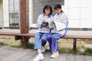 路边并守护记者 李洁 通讯员 宋银博假如路上遇到一个老人倒在血泊中
