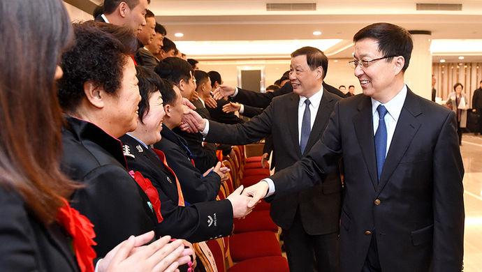 韩正应勇向第六届上海市平安英雄表示敬意和