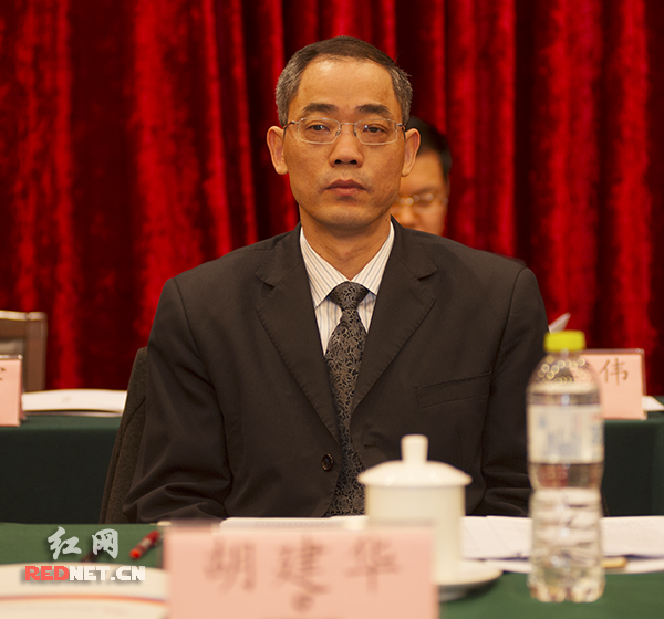 国内新闻湖南省交水建集团总经理胡建华出席会议并讲话.