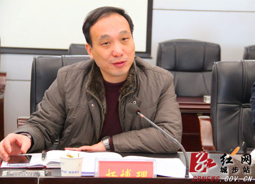 县委副书记,县长杨博理在作工作汇报