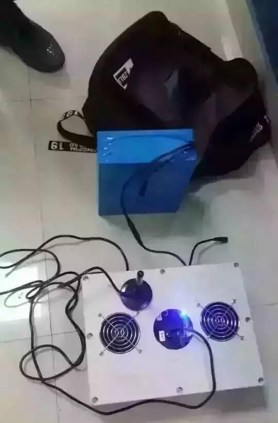 打开包,里面装的是这种设备——“升级”版的微型伪基站。