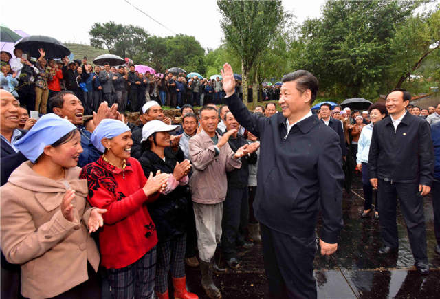  2016年7月18日，习近平在宁夏固原市泾源县大湾乡杨岭村调研考察时向村民们问好。新华社记者李涛