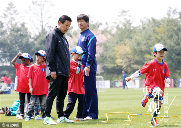 中国兴建足球特色学校 国外如何发展青少年足球
