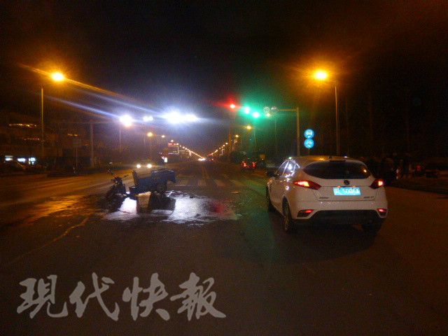 司机低头玩手机酿事故 路中上演 水幕特效