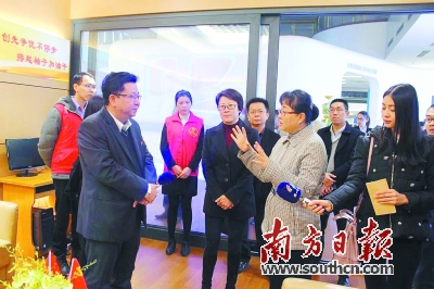 2月23日,佛山市委常委,组织部长杨朝晖(前排左二)带队参观兴发铝业
