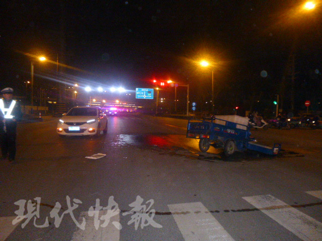 司机低头玩手机酿事故 路中上演 水幕特效