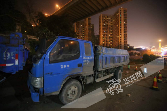 在这场车祸中，碰撞损坏的货车。记者 李裕锟 摄