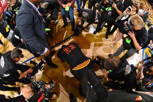 保罗续约为铺垫,詹姆斯18年定会离开骑士加盟