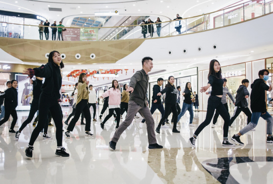 金华1商场上演浪漫快闪求婚:为了她一切辛苦都